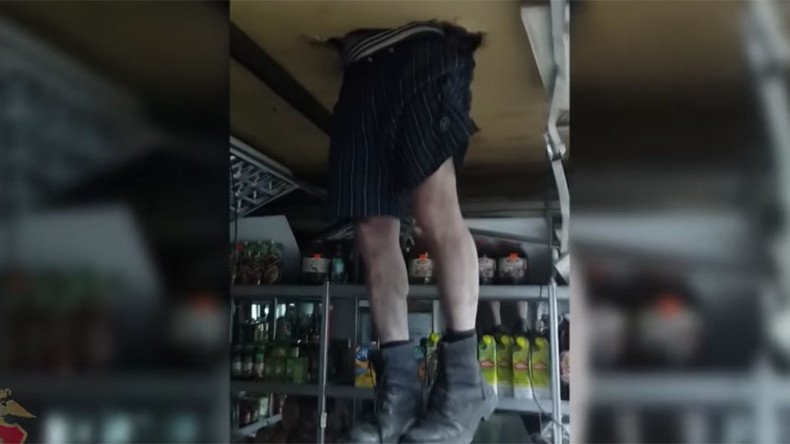 Crime doesn’t pay: Siberian thief gets stuck in roof during robbery (VIDEO)