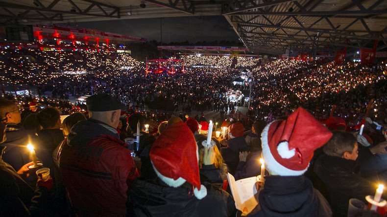 30,000 football fans sing Christmas carols in Berlin (VIDEO)