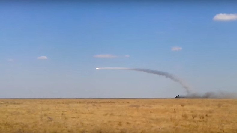 Mighty missiles: Russian Tor-M2U SAM fires from moving launcher (RARE VIDEO)