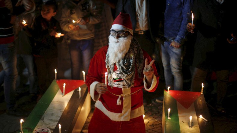 Santa lights Tree of Martyrs in Gaza (VIDEO)