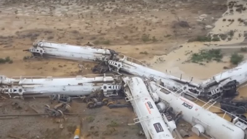 Train with 200,000 liters of sulphuric acid derails in Australia (PHOTOS)