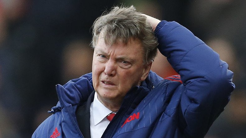Louis van Gaal about to fold after United embarrassed at Stoke