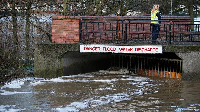 Gas main explodes in Manchester amid flooding (VIDEO)