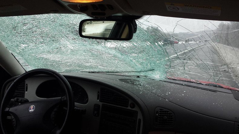 Driver calmly survives smashed windshield (VIDEO)