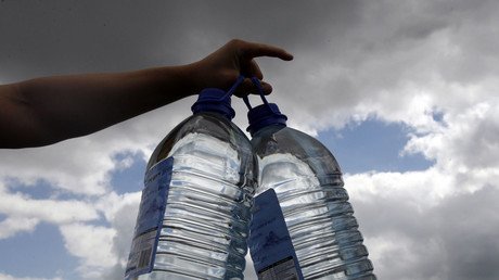 Flint mayor declares emergency over lead water crisis, FEMA delivers 28,000 liters of H20
