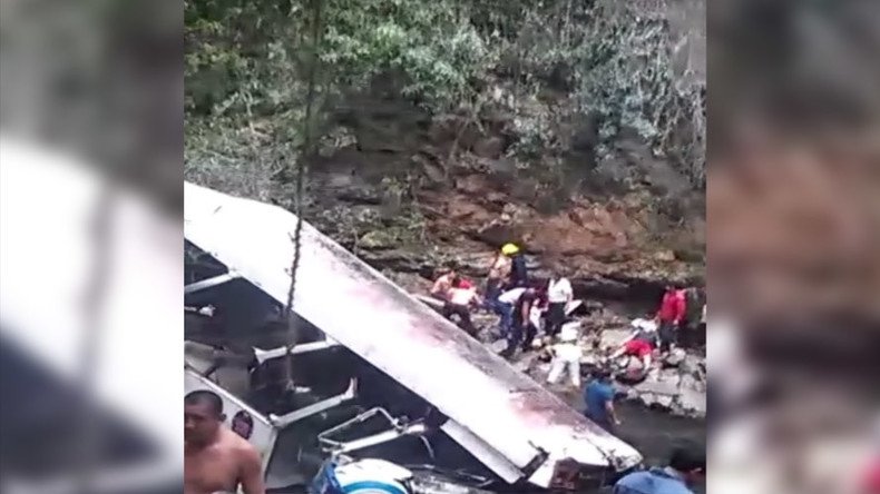 20 bus passengers dead in Mexico bridge plunge (VIDEO)
