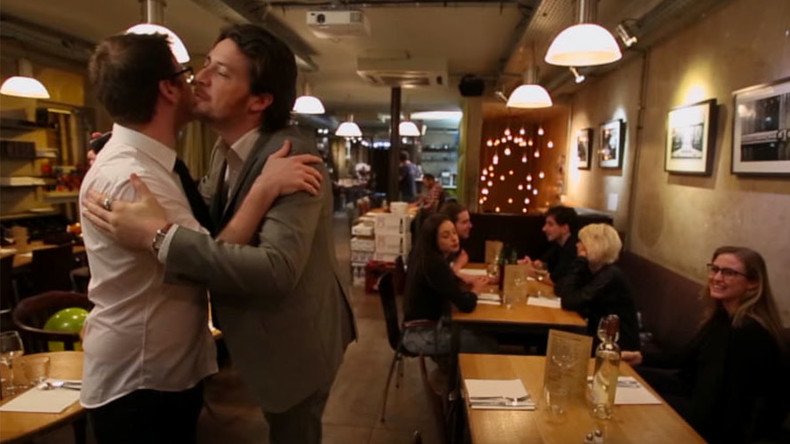 UK comedian online sensation in France after thrashing local greeting kiss tradition (VIDEO)