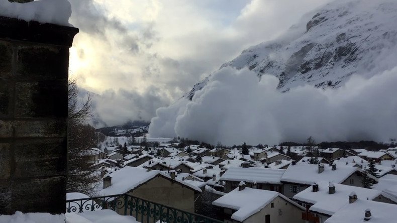 Alpine resort narrowly avoids snowy burial as giant avalanche hits town (VIDEO, PHOTO)  