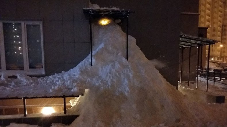 Bury the hatchet? Angry Moscow tenants block clearing company’s office with 3m of snow