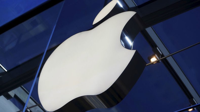 Apple blames ruble for sales drop