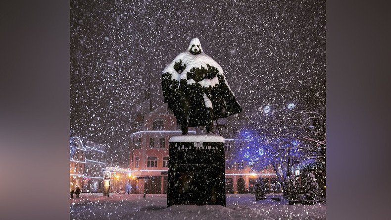 Snowstorm trooper: Polish ‘Darth Vader’ statue becomes internet star
