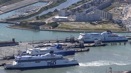 Calais port halts operations after crowd of migrants breaks in & boards UK-bound ferry