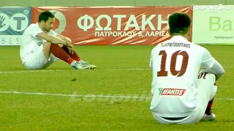 Greek footballers sit on pitch over ‘brutal indifference’ to refugee deaths (VIDEO)