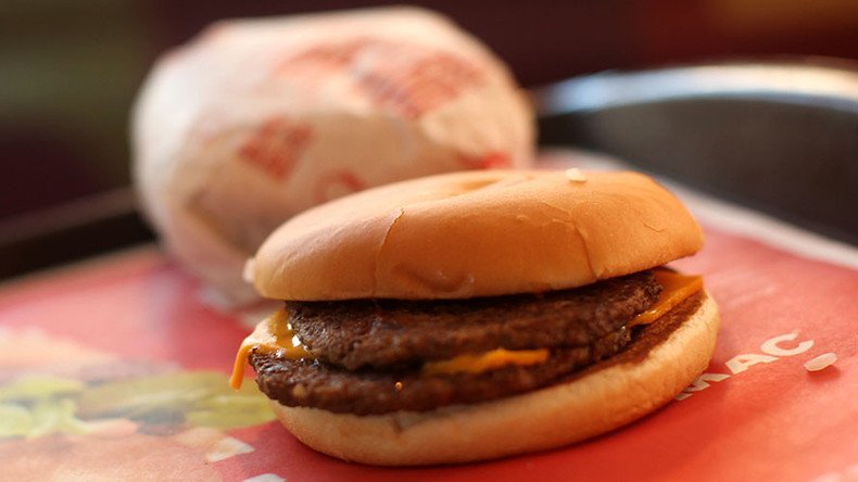 Man dies trying to swallow whole cheeseburger in one bite