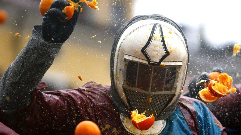 Hurts to watch: 70 carnival-goers injured in Italy’s annual ‘Battle of the Oranges’ (PHOTOS, VIDEOS)