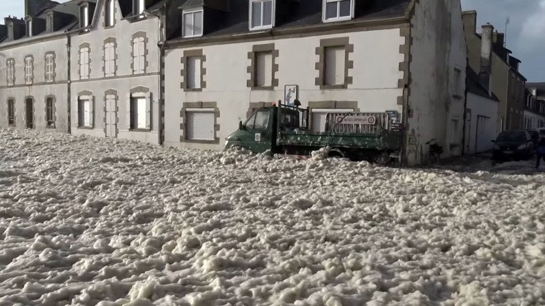 Foampocalypse: Raging Storm Imogen blasts French coastal town (VIDEO)