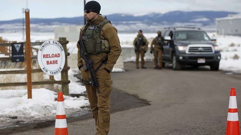 FBI surrounds 4 remaining Oregon occupiers with armored vehicles