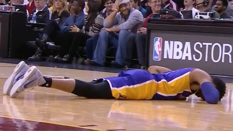 Ouch! LeBron James’ pass strikes D’Angelo Russell right in the basketballs (VIDEO)
