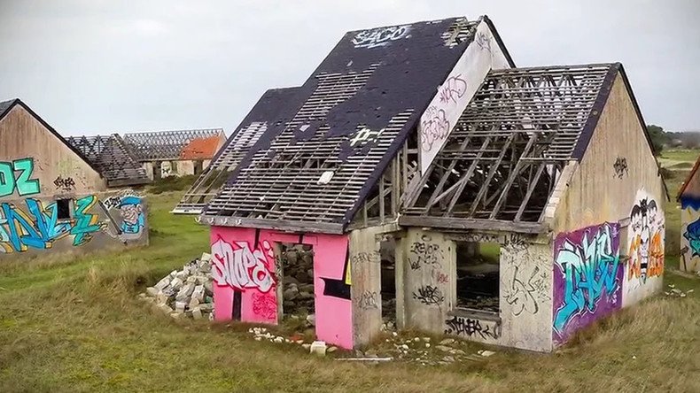 Ghost town: Decaying French summer camp becomes canvas for graffiti artists (VIDEO)