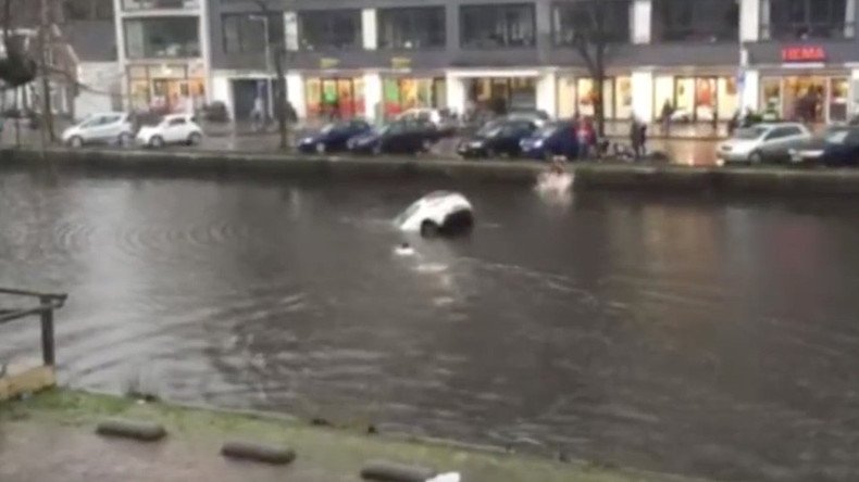 Dutch courage: Watch four lads save mom & child from sinking car