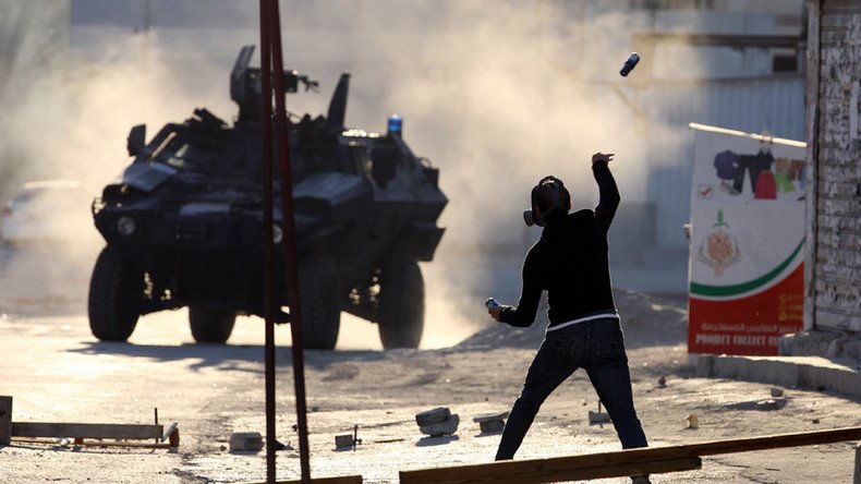 Police clash with protesters in Bahrain: Tear gas, Molotov cocktails and stones (VIDEO)