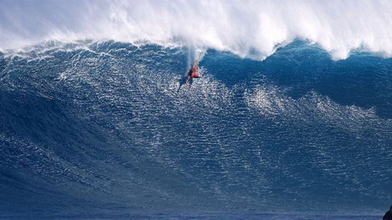 Surfer-turned-body-boarder takes dramatic fall off monster wave (VIDEO)