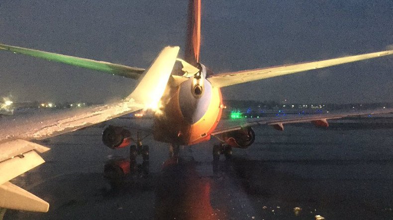 2 planes clip wings on taxiway at Detroit airport