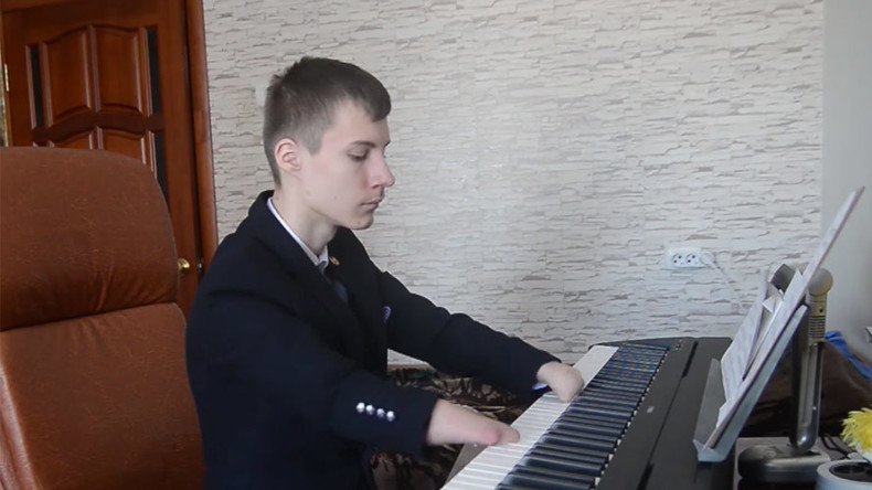 Love for music knows no limits: Fingerless pianist performs incredible pieces in Russia (VIDEO)