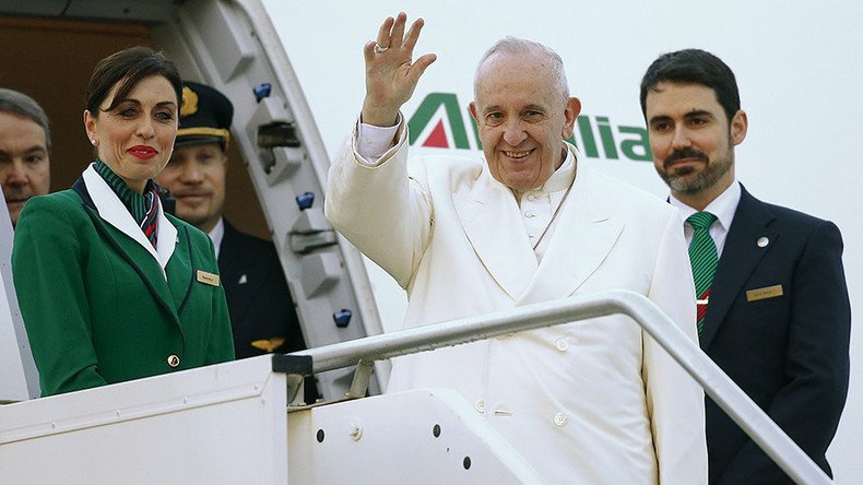 Demon glare: Pontiff’s plane targeted by laser pointer during Mexico landing