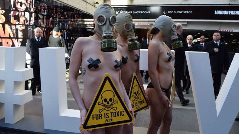 Gas masks & little else: Models in London strip in anti-fur protest (VIDEO)