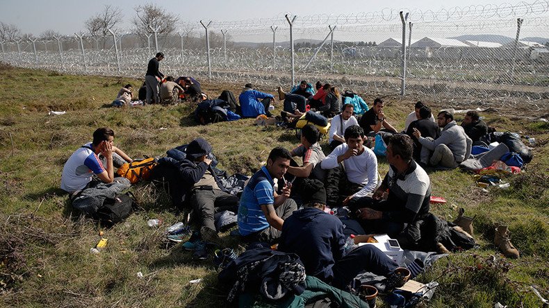 Greece removes refugees from Macedonia border 