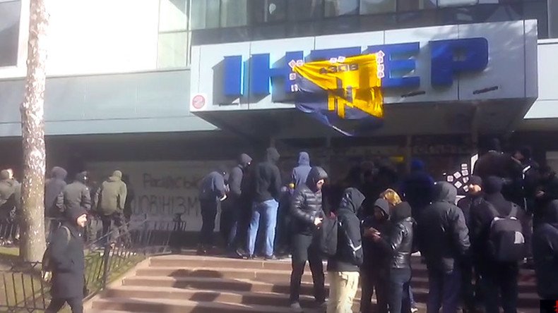 Ukrainian Inter TV building blocked by members of paramilitary Azov Battalion in Kiev (VIDEO)