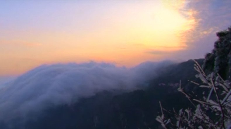 Sea of clouds: Spectacular footage shows clouds cascading gently over China’s Mount Lu (VIDEO)