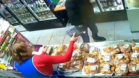 Armed robber politely picks up pieces after calculator broken over his head (VIDEO)