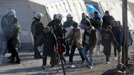 Refugees storm border fence in Macedonia, face tear gassing by police