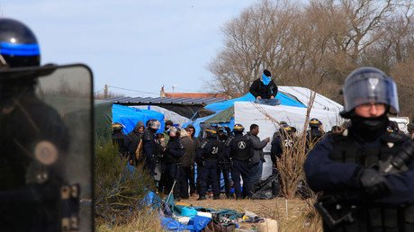French police use tear gas, water cannon, as Jungle camp migrants fight eviction (VIDEOS, PHOTOS)
