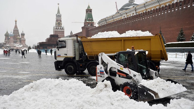Like all the way to Rome: Monster traffic jams in Moscow after heaviest spring snowfall in 50yrs