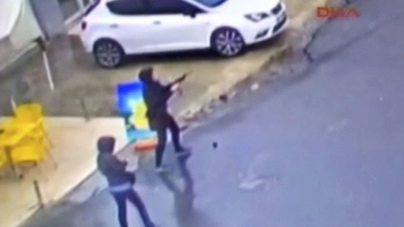 Exact moment 2 women launch attack on Istanbul police bus with guns & grenades (DRAMATIC VIDEO) 