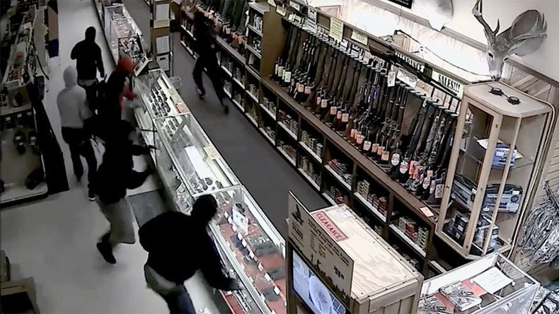 Get your guns: 10 hooded thieves steal 50 weapons from Texas store (VIDEO)