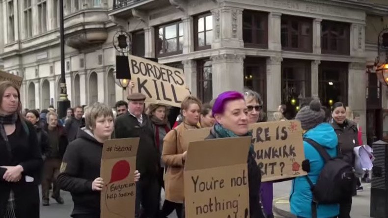 Activists block Westminster Bridge demanding support for refugees in Calais (VIDEO)