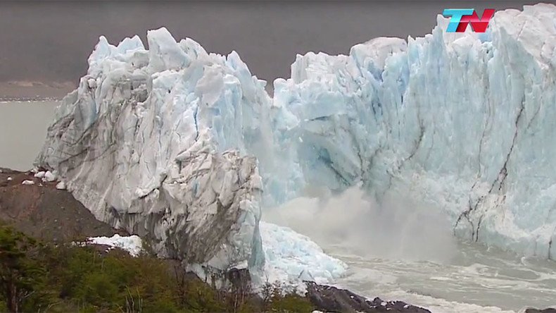 Glacier's ice bridge spectacularly collapses in Argentina (VIDEO)