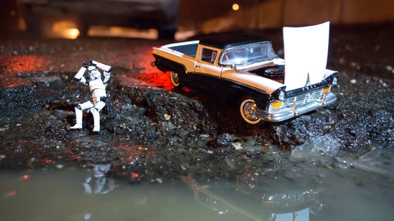Stormtroopers & soldiers attack Russian puddles: Artists use toys to call for road repair (PHOTOS)