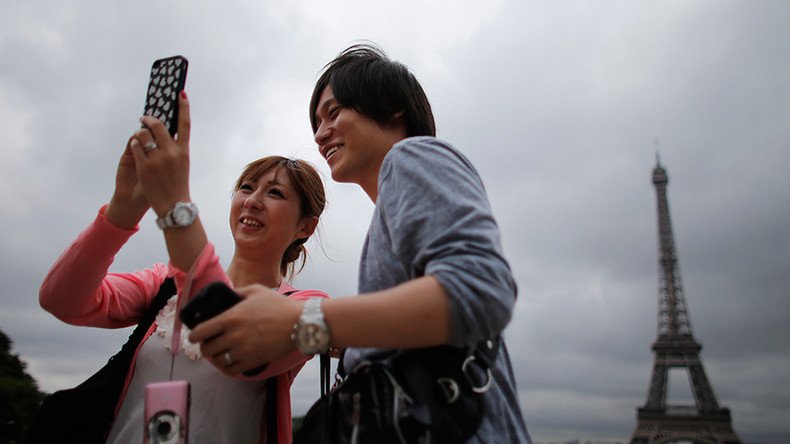 Sakura in the City of Light: Japanese tour guides to clean up Paris