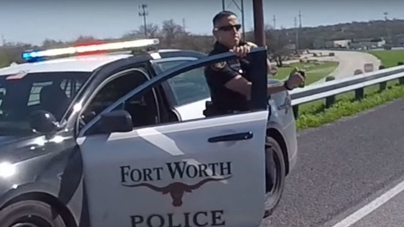 Texas cop ‘pepper sprays’ passing bikers on highway (VIDEO)