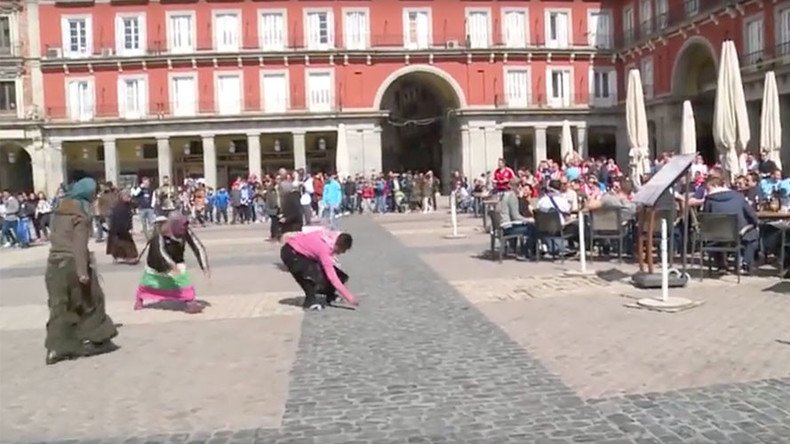 Dutch disgrace: Soccer fans throw coins at female Roma (VIDEO)