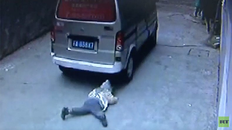 Child run over by van… and walks away (ASTONISHING VIDEO)