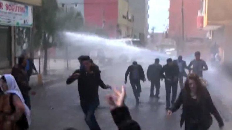 Turkish police deploy tear gas, water cannon to disperse Kurds celebrating Newroz (VIDEO)