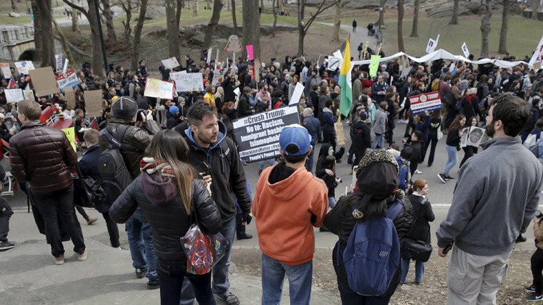 Cops pepper spray Trump protesters during NYC march (VIDEOS)