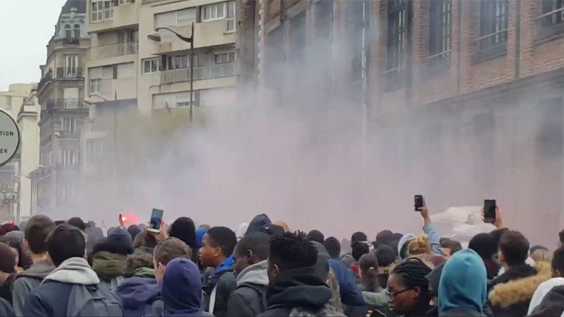 Smoke bombs & firecrackers: Students protest police violence in Paris (PHOTOS, VIDEOS)