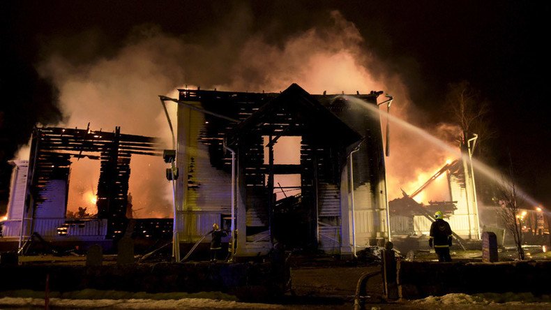 Finnish church burns to ground, worshipers go ahead with Easter service on ashes (VIDEO)